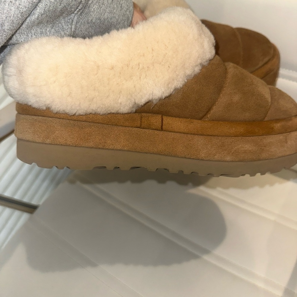 UGG Women’s Chestnut Suede Shearling-Lined Slipper Clog - Picture 3 of 7